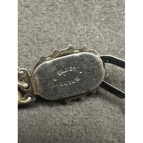 471 - A vintage three-strand necklace, exhibiting a classic style. It is composed of consistent-sized, lig... 