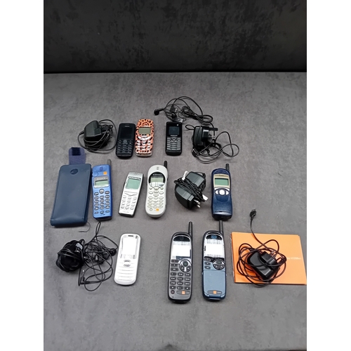 100 - Large mixed lot containing 10 mobile phones as pictured