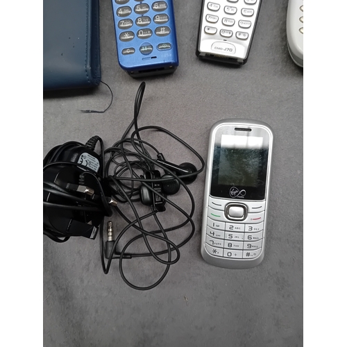 100 - Large mixed lot containing 10 mobile phones as pictured
