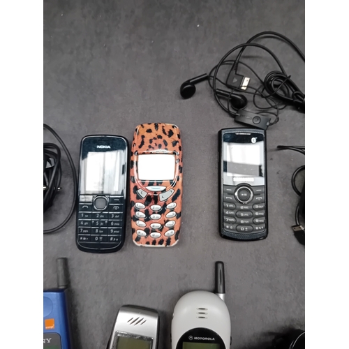 100 - Large mixed lot containing 10 mobile phones as pictured