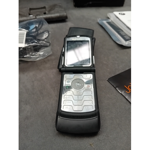 102 - Motorola Razr V3 complete in original box as pictured