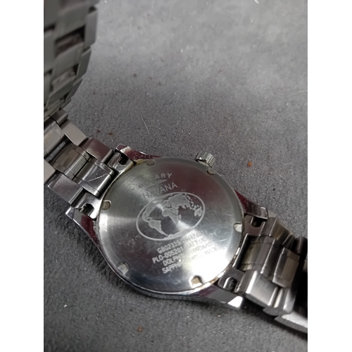 113 - A Rotary GB02339 stainless steel wristwatch. The watch features a round stainless steel case and a m... 