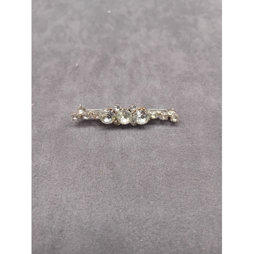 134 - Mixed lot containing 1 Watch and 2 Broches as pictured