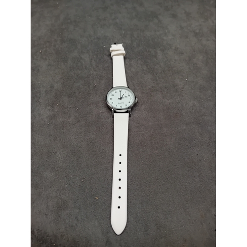 134 - Mixed lot containing 1 Watch and 2 Broches as pictured