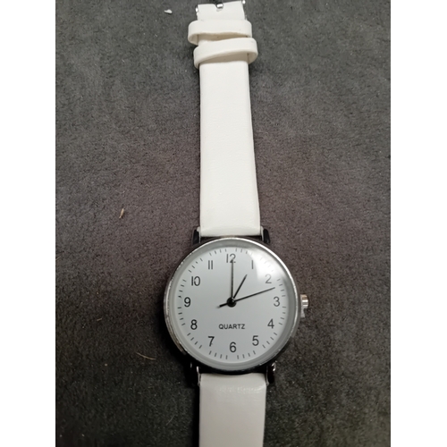 134 - Mixed lot containing 1 Watch and 2 Broches as pictured