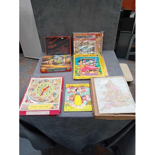 150 - 7 x puzzles 1 x zig zag puzzle record breakers 1 x Granada tvs Coronation street 1 x Britain's herit... 