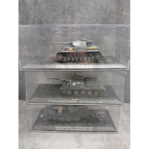 322 - A collection of fifteen DeAgostini 'The Combat Tanks Collection' die-cast or plastic scale models of... 