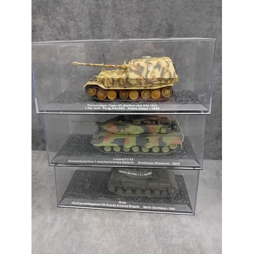322 - A collection of fifteen DeAgostini 'The Combat Tanks Collection' die-cast or plastic scale models of... 