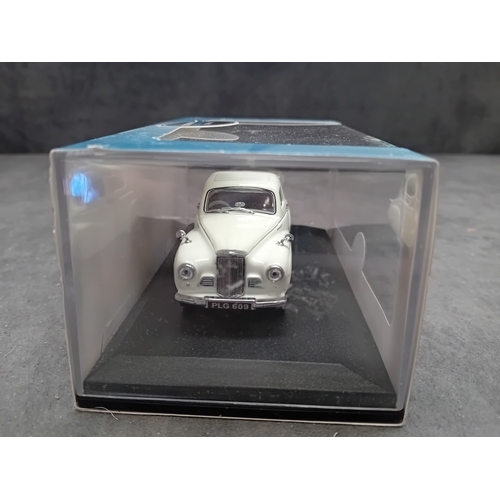 390 - An Oxford Die-Cast 1:43 scale model of an Ivory Sunbeam Talbot 90 MkII, product code ST002. This die... 