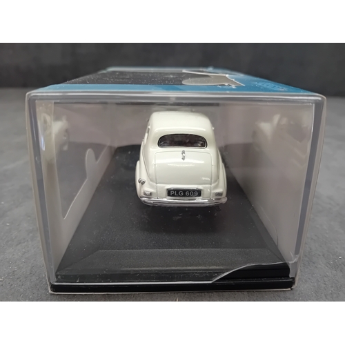 390 - An Oxford Die-Cast 1:43 scale model of an Ivory Sunbeam Talbot 90 MkII, product code ST002. This die... 