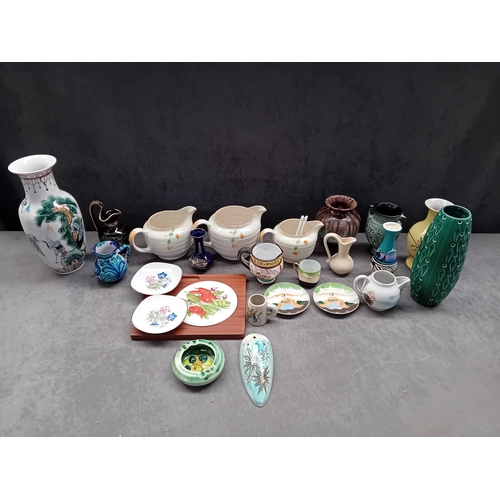 609 - The lot consists of 23 items of mixed ceramic, porcelain, and stoneware, including vases, pitchers, ... 