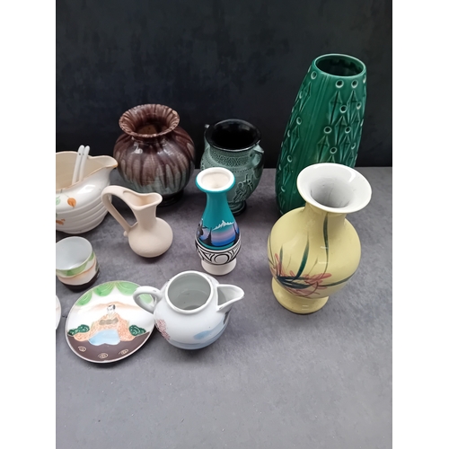 609 - The lot consists of 23 items of mixed ceramic, porcelain, and stoneware, including vases, pitchers, ... 