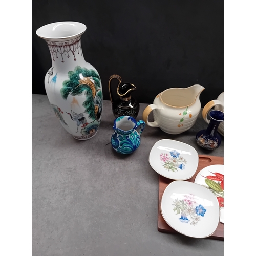 609 - The lot consists of 23 items of mixed ceramic, porcelain, and stoneware, including vases, pitchers, ... 