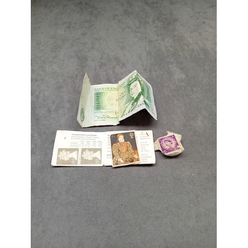 639 - Mixed lot containing 1 Â£1 note and 4 stamps as pictured