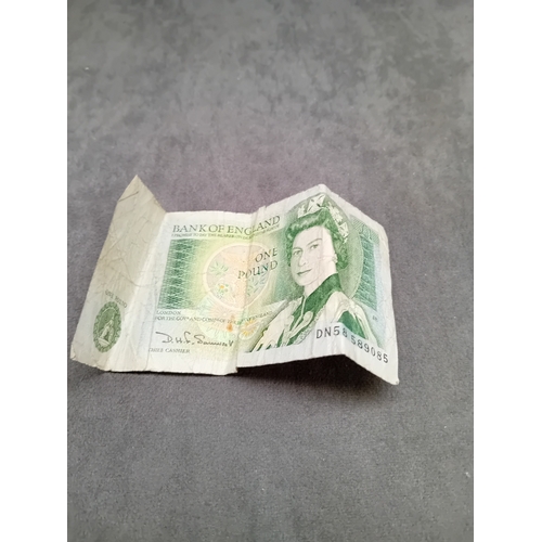 639 - Mixed lot containing 1 Â£1 note and 4 stamps as pictured