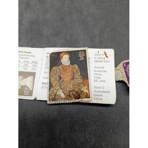 639 - Mixed lot containing 1 Â£1 note and 4 stamps as pictured