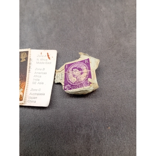 639 - Mixed lot containing 1 Â£1 note and 4 stamps as pictured