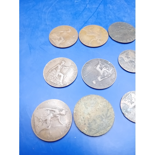 661 - A collection of 12 heavily circulated British base metal coins, primarily copper and bronze, dating ... 