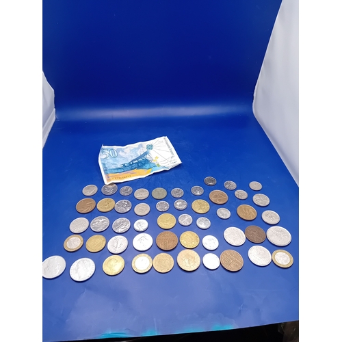 663 - A collection of 40 numismatic items, consisting of one circulated paper banknote and 39 assorted wor... 