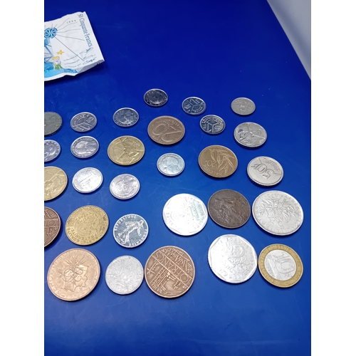 663 - A collection of 40 numismatic items, consisting of one circulated paper banknote and 39 assorted wor... 