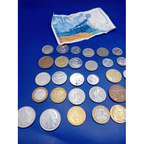 663 - A collection of 40 numismatic items, consisting of one circulated paper banknote and 39 assorted wor... 