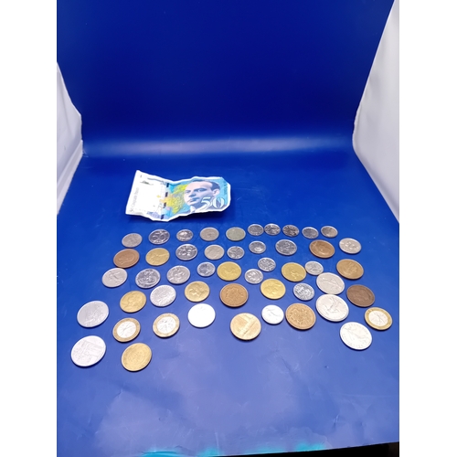 663 - A collection of 40 numismatic items, consisting of one circulated paper banknote and 39 assorted wor... 