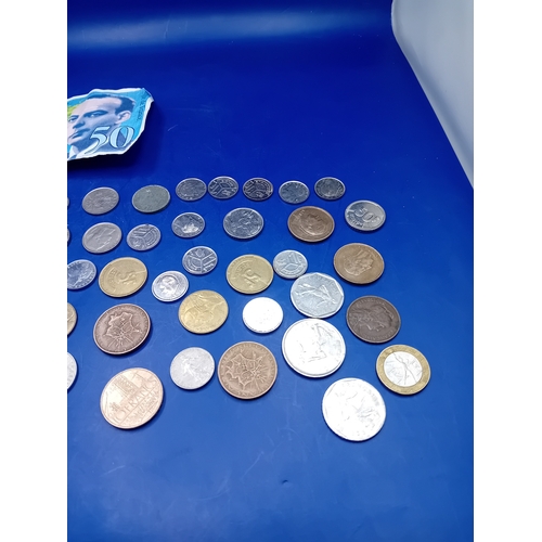 663 - A collection of 40 numismatic items, consisting of one circulated paper banknote and 39 assorted wor... 