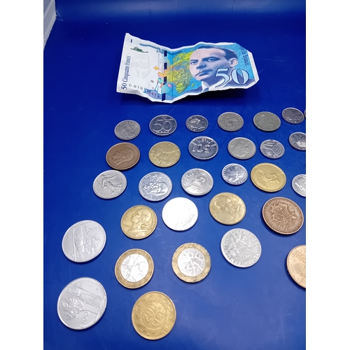 663 - A collection of 40 numismatic items, consisting of one circulated paper banknote and 39 assorted wor... 