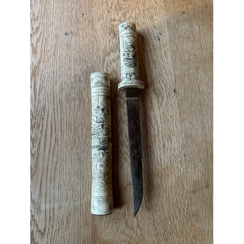 89 - A Japanese Meiji or TaishÃ´ period (1868-1926) tanto or kaiken dagger. The item consists of two comp... 