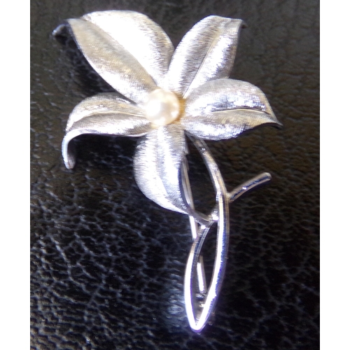 37 - Silver ladies pin brooch marked for 1975 form of a flower head with central pearl