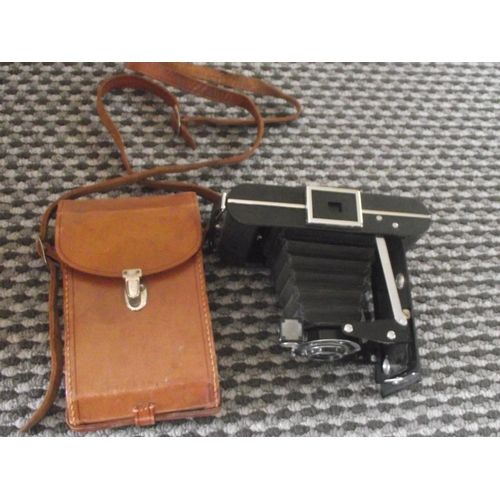 99 - 1930s Vintage 6 -20 Kodak Junior Deluxe  Camera with leather carry case ( bellows in good condition)