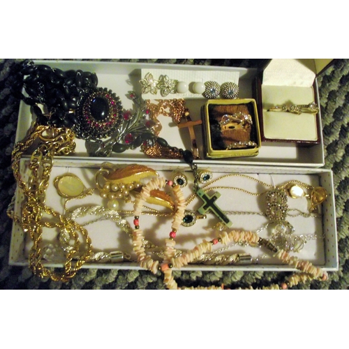 28 - Nice collection of various plated and other costume jewellery