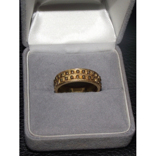 47 - 18ct gents ring 5.7g approx 2 rows of rased lines marked with arabic hallmarks size P