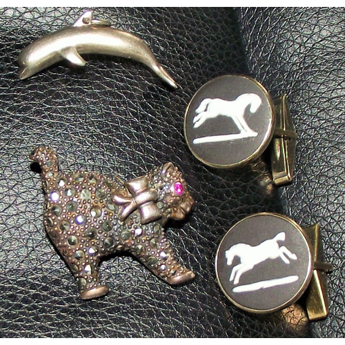 46 - small silver cat brooch marked 925 + vintage pair of cufflinks with Wedgewood black jasper ware hors... 