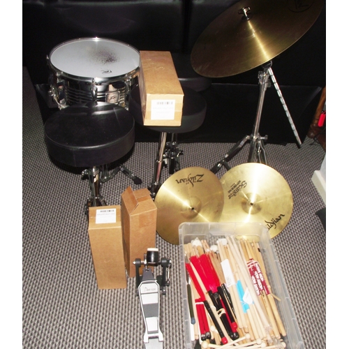 18 - 3x ajustable drum seats and stands , ajustable cymbal stand + 2 extra cymbals + bass drum pedal , la... 