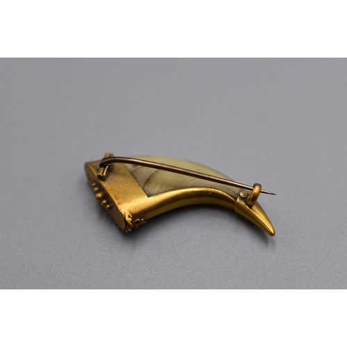 16 - Antique 15ct Gold Claw Brooch