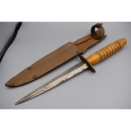 204 - WWII British RAF type wood hilted Commando fighting knife, with brass oval crossguard and original l... 