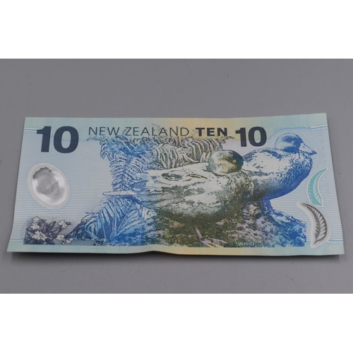 2 - Two New Zealand 1999 Bank Notes ($20 and $10)