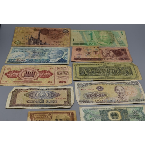 101 - Selection of 12 Mixed Worldwide Bank Notes