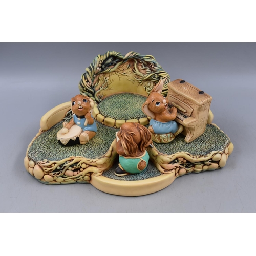 75 - Vintage Pendelfin Concert Stage with Figures, 2 Variants Of Rolly, Thumper No. 930352, Bongo No. 916... 