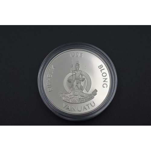 35 - Vanuatu 50 Vatu Anniversary 925 Silver Crown for Queen Elizabeth II. Complete with Certificate of Au... 