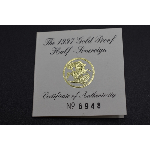 38 - Gold 22ct Proof -  Half Sovereign - Elizabeth II - Royal Mint - 1997 - (6948/7500)
Complete with COA... 