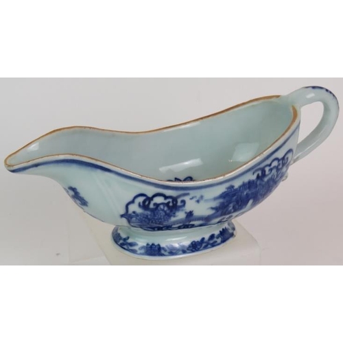 221 - A late 18th/early 19th Century Chinese porcelain sauce boat with blue hand painted decoration. Lengt... 