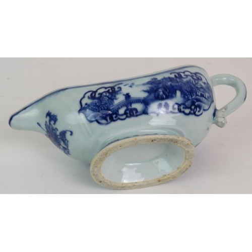 221 - A late 18th/early 19th Century Chinese porcelain sauce boat with blue hand painted decoration. Lengt... 