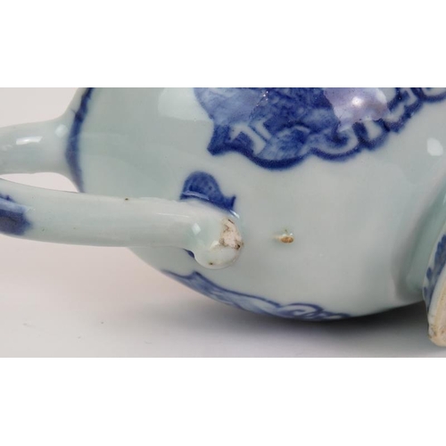 221 - A late 18th/early 19th Century Chinese porcelain sauce boat with blue hand painted decoration. Lengt... 