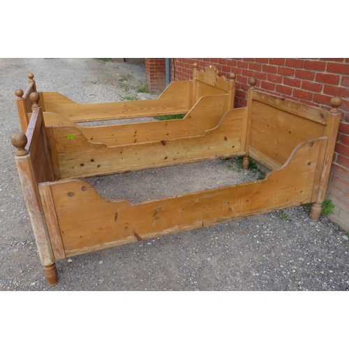 770 - A matched pair of vintage pine single beds with turned wooden finials. Complete with slats.
204cm hi... 