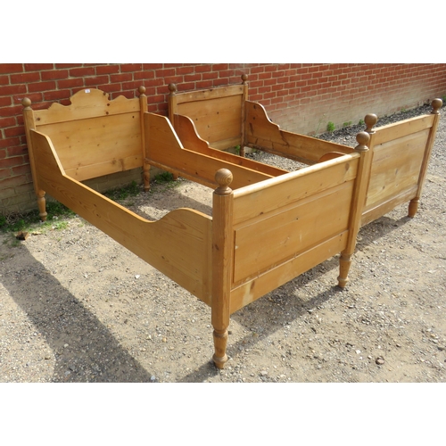 770 - A matched pair of vintage pine single beds with turned wooden finials. Complete with slats.
204cm hi... 