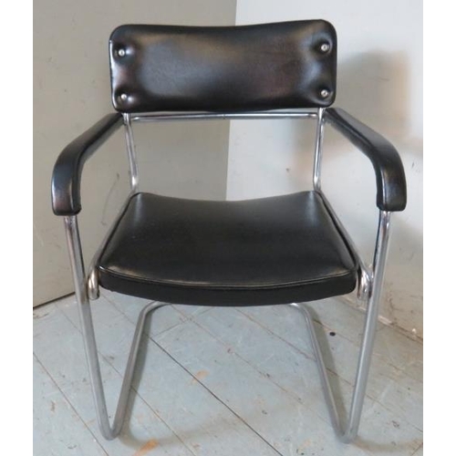 781 - A vintage mid century cantilever chrome framed desk chair upholstered in a black vinyl material.
82c... 