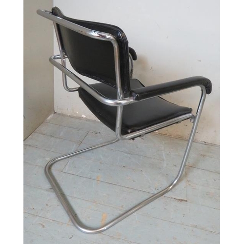 781 - A vintage mid century cantilever chrome framed desk chair upholstered in a black vinyl material.
82c... 