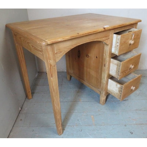 806 - A vintage pine kneehole desk with three short drawers fitted with turned wooden knob handles, raised... 